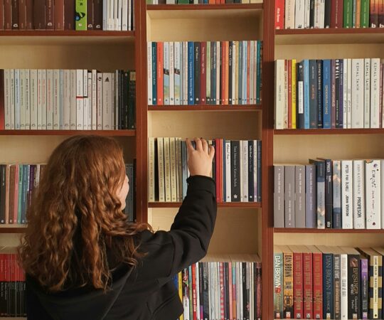 bibliothécaire qui range ses livres