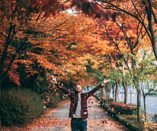 homme heureux en automne