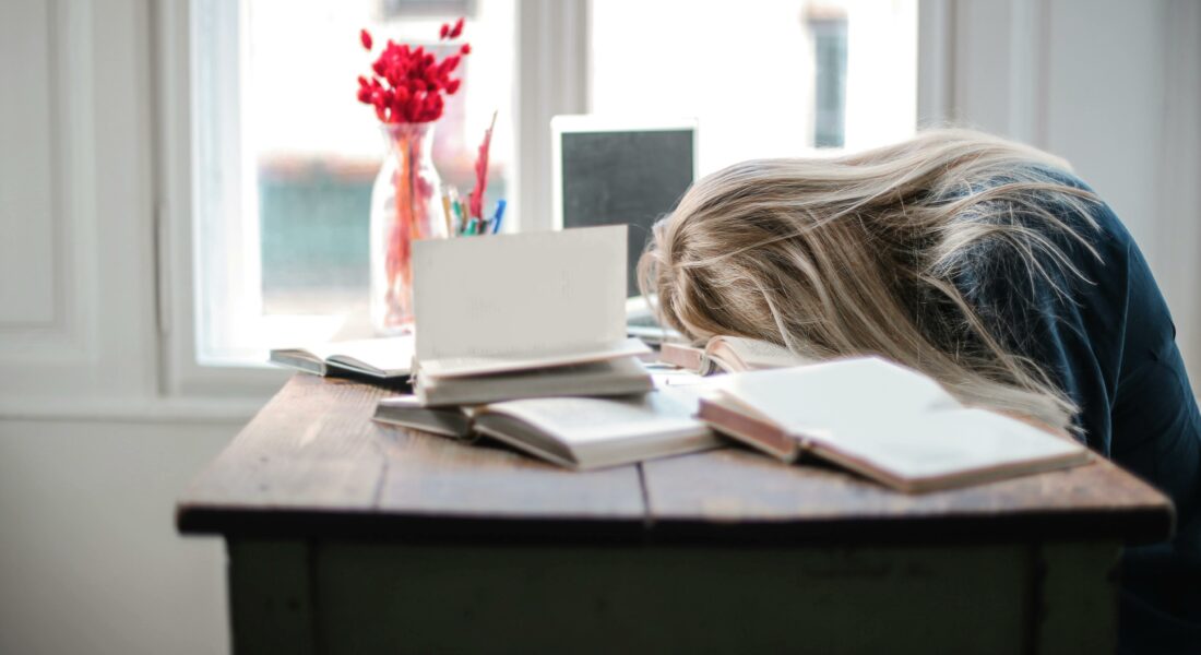 personne la tete sur son bureau