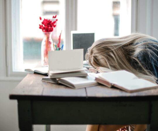 personne la tete sur son bureau