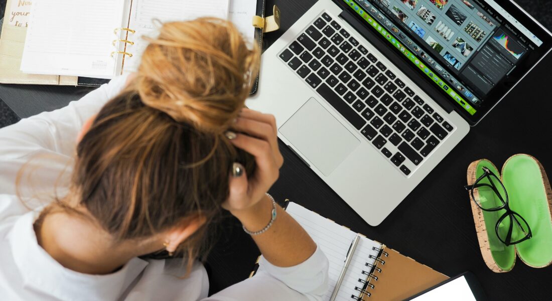 femme devant ordinateur