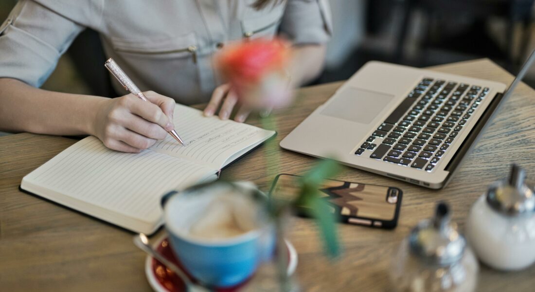 femme qui écrit à son bureau