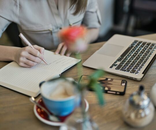 femme qui écrit à son bureau