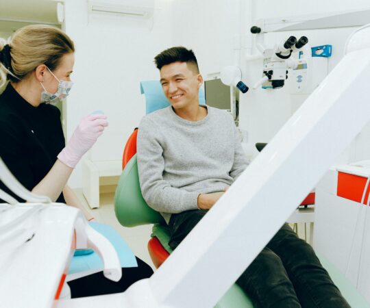 dentiste et son patient heureux