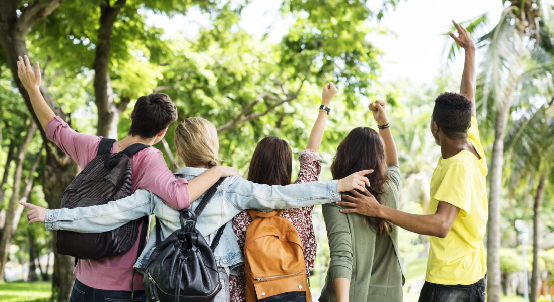 amis étudiants dans un parc