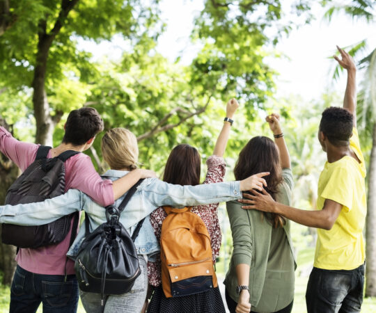 amis étudiants dans un parc