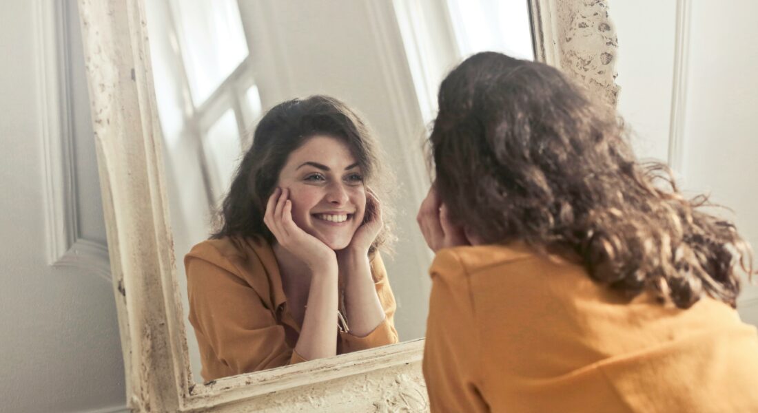 femme souriant à son miroir
