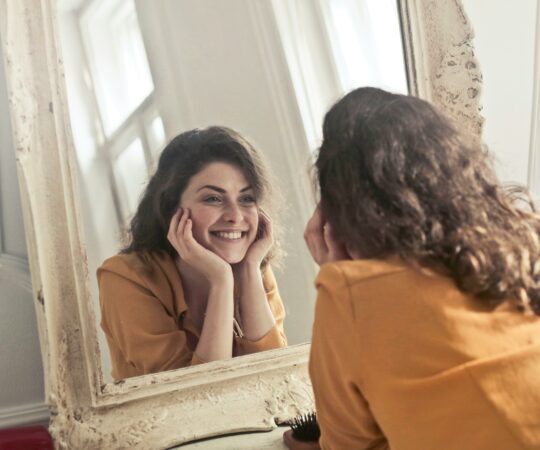 femme souriant à son miroir